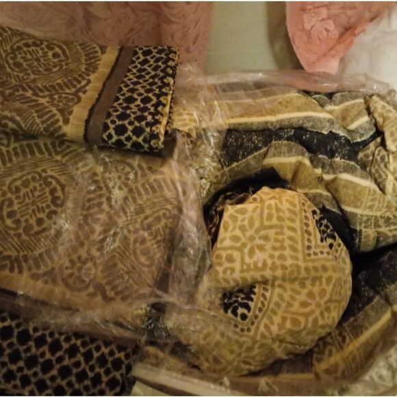 Bed sheet set (comforter not included) - Picture 2 of 10